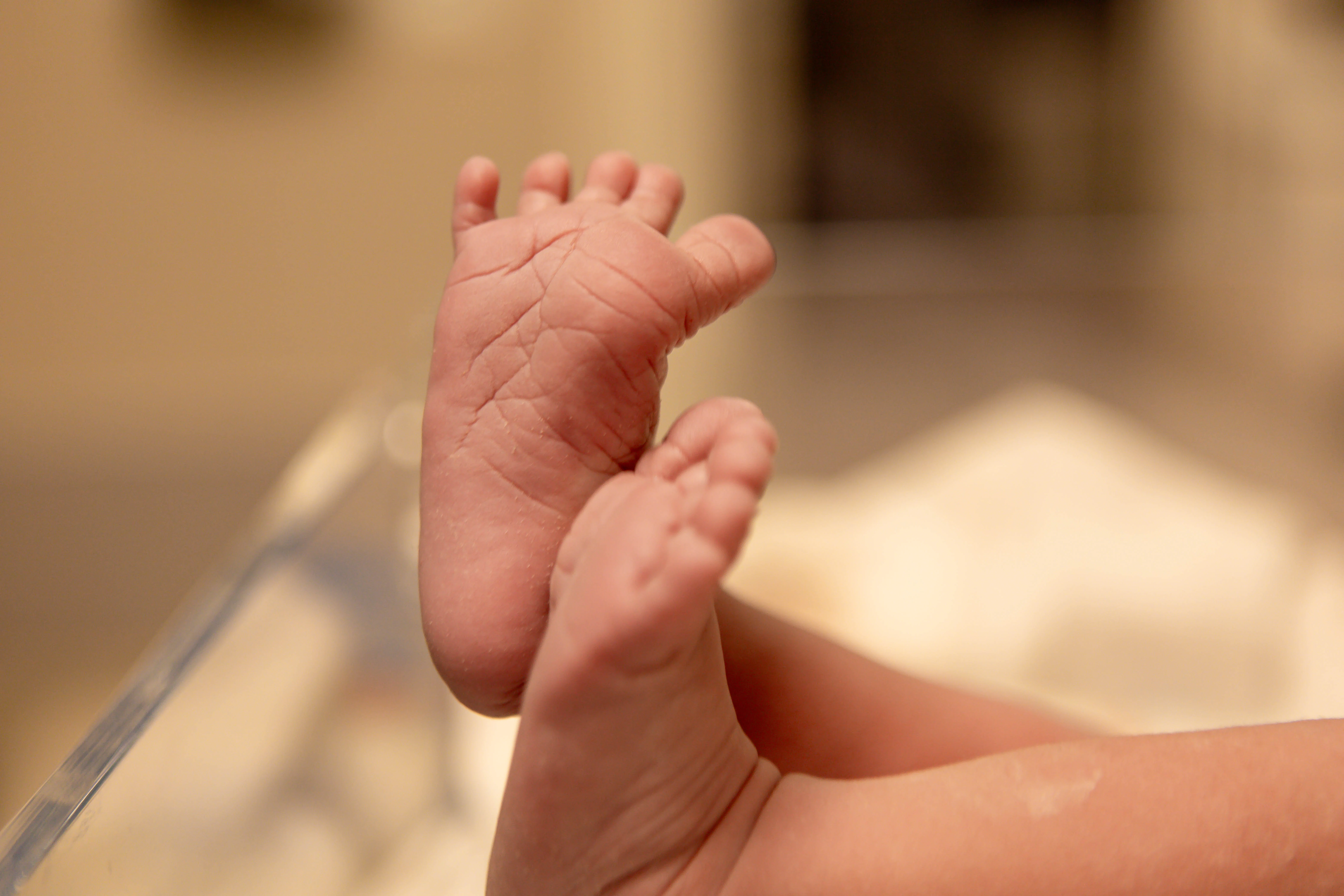 Mãe acolhendo seu bebê nos primeiros dias de vida